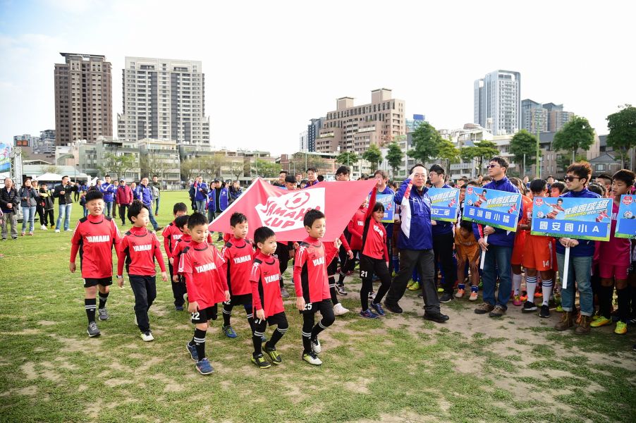 台灣山葉機車自組小小足球隊，超萌擔任今年會旗進場工作。圖/主辦單位提供