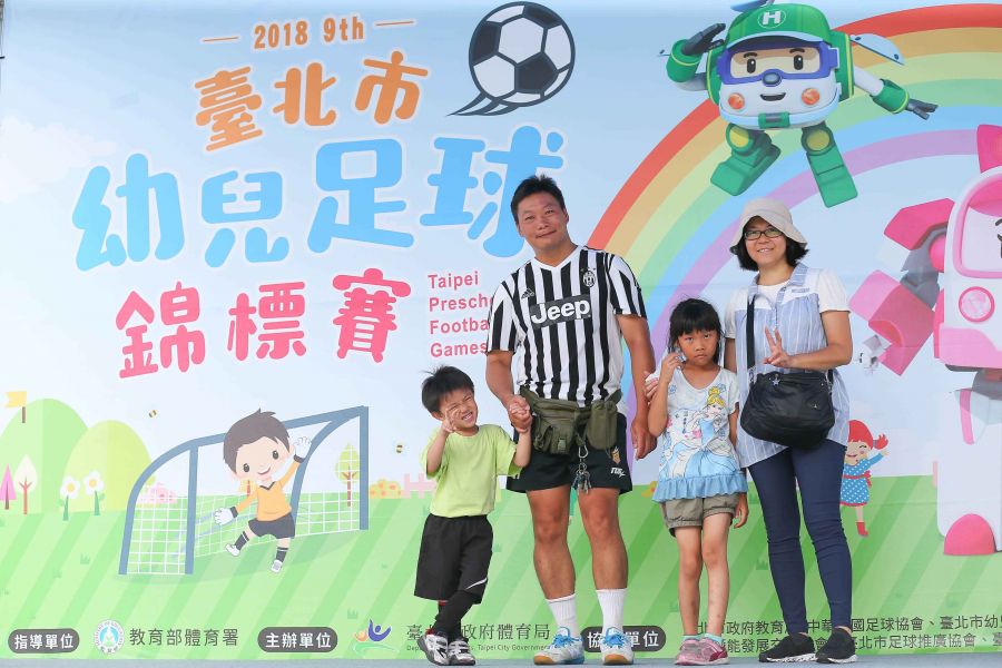 台灣木蘭足球聯賽的「臺北Play One女子足球隊」黃常斌領隊(圖左二)，除了平時投入球隊隊務之外，今日也帶著全家大小參與賽事，支持幼兒足球發展。主辦單位提供