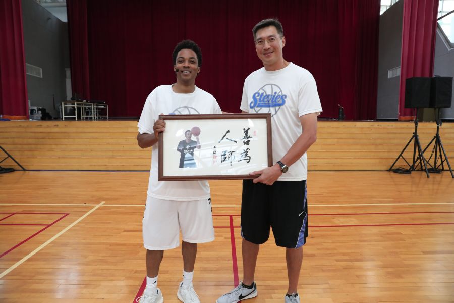 台灣籃球發展協會理事長邱宗志贈送書法「善為人師」給Brandynn。大會提供