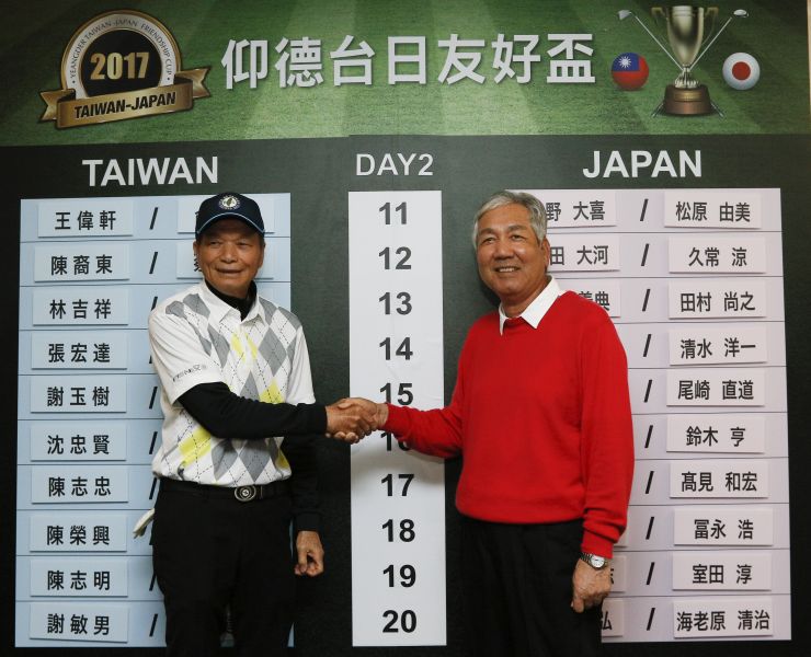 台灣隊長謝敏男(左)與日本隊長海老原清治宣布第二天迎戰選手名單。
