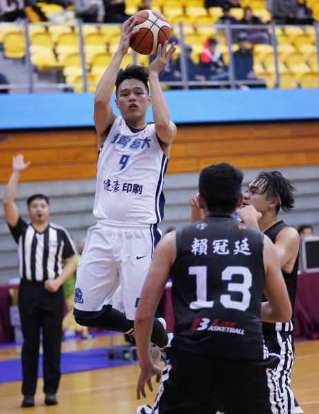 台藝大陳懷安送出9助攻及1４籃板。