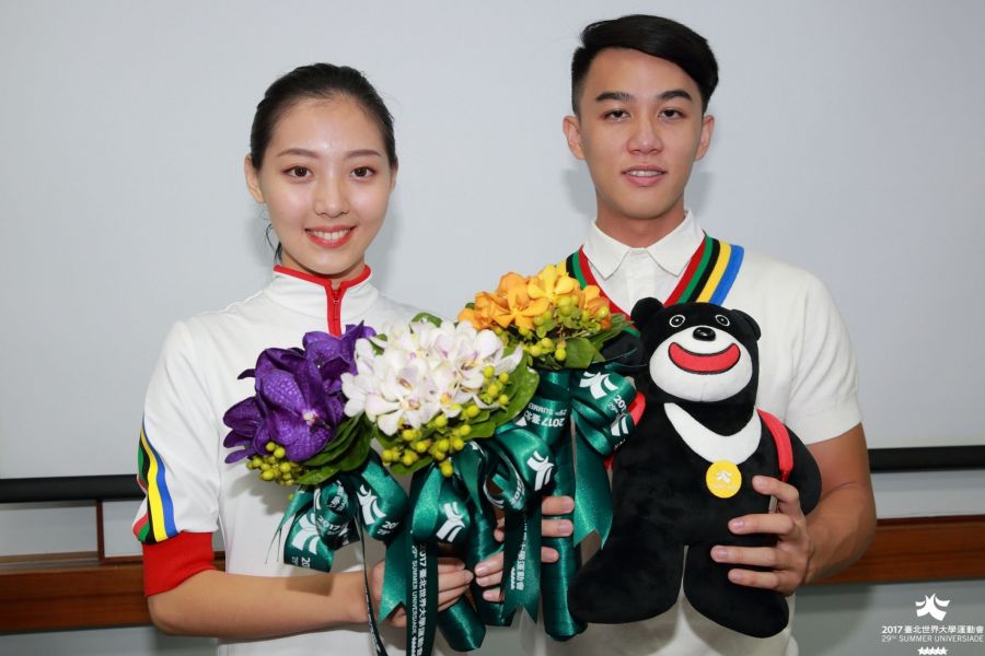 吉祥物熊讚、公路賽現場則頒贈萬代蘭捧花。台北世大運組委會提供