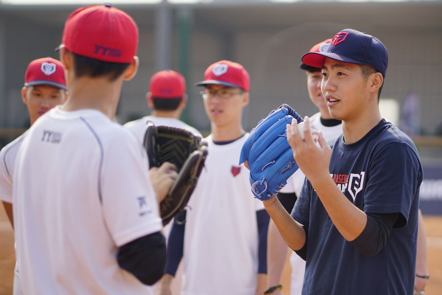 呂彥青這次參加YY baseball camp擔任教練，12月10日上午與陳冠宇搭配進行滑球指導教學。圖/主辦單位提供