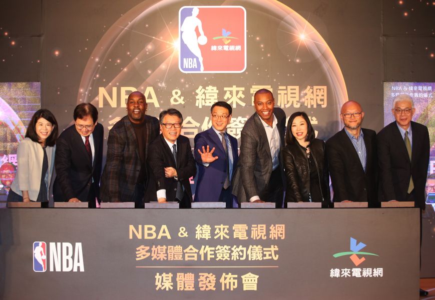 記者會上NBA與緯來電視網共同宣布雙方將延續多年以來的合作關係，提供最多的NBA賽事轉播及報導。圖/李天助攝