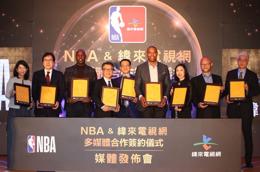 記者會上也宣告未來台灣粉絲可以透過電視、網路以及行動裝置中收看超過425場NBA直播賽事。圖/李天助攝