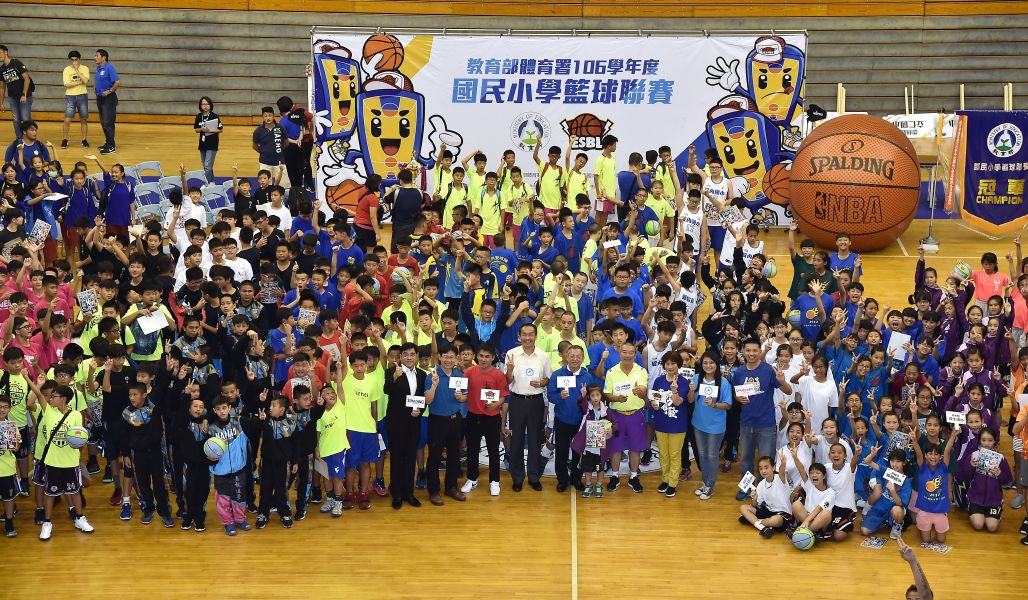 國小籃球聯賽舉行開幕典禮合影。