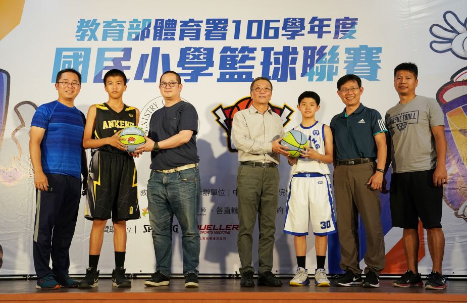 國小籃球聯賽記者會_頒贈大會特製球。大會提供