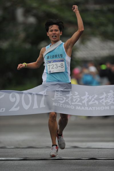 國立清華大學以1分10秒之差(2小時38分30秒)打破大會紀錄，再度奪回大專乙組冠軍寶座。(主辦單位提供)