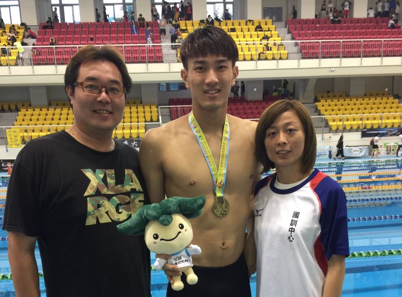 國訓中心體能訓練師陳佳慧(右)是游泳池畔破全國紀錄的幕後功臣。國訓提供