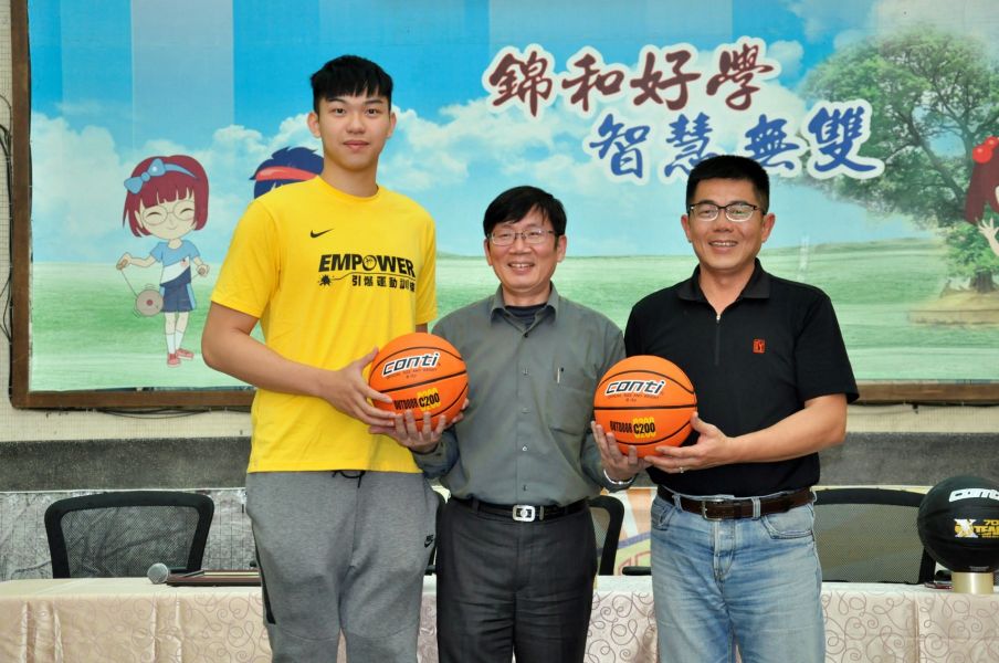 左起曾祥鈞、錦和高中校長李高財和Conti董事長楊惟超，一同將球交給籃球隊。