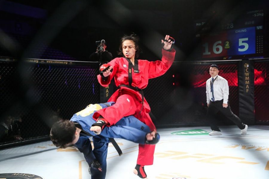 紅方選手一記飛身旋踢成功壓制藍方選手。圖/台北市跆拳道協會提供