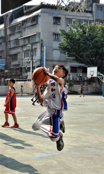 錦和國小籃球隊小球員，與曾祥鈞鬥牛。