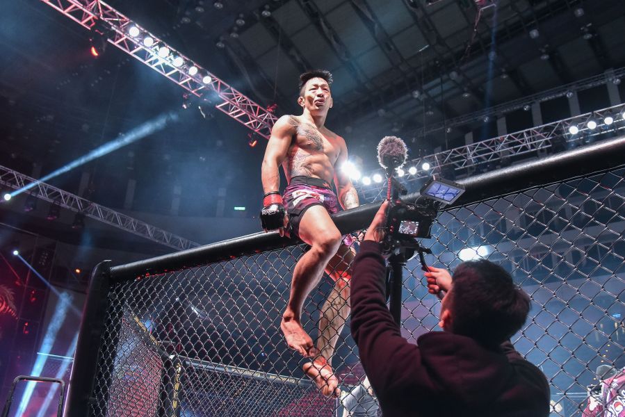 曾登上UFC的台灣選手李俊翰戰勝日本選手今村豐，興奮地跳上鐵籠慶祝。中華民國綜合格鬥協會提供