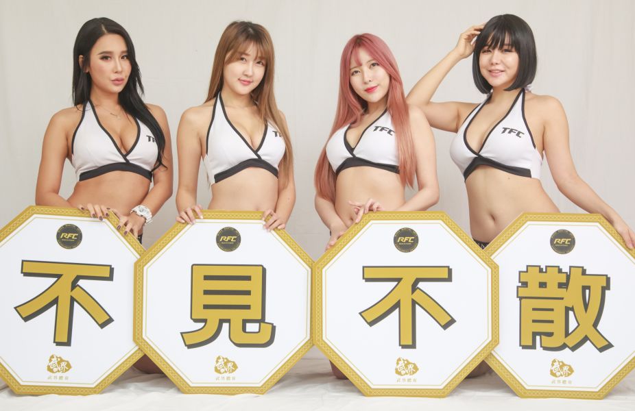 TFC Ring Girls一起舉牌推廣2月3日的綜合格鬥冠軍賽。中華民國綜合格鬥協會提供