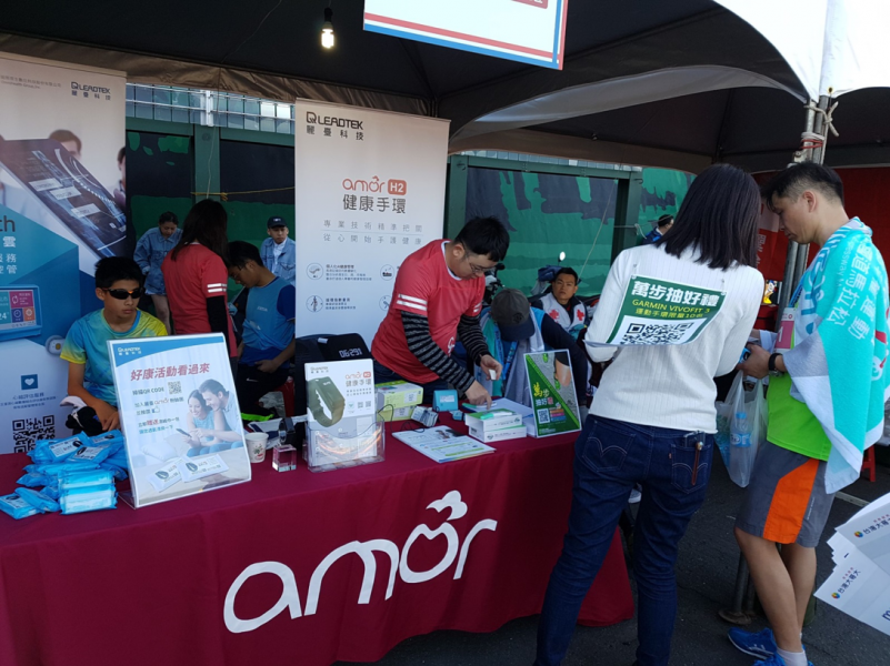  麗臺科技旗下健康醫療品牌amor特別贊助臺北國道馬拉松，除了為眾多跑者加油打氣，也向大眾提倡健康的重要。圖/麗臺科技提供