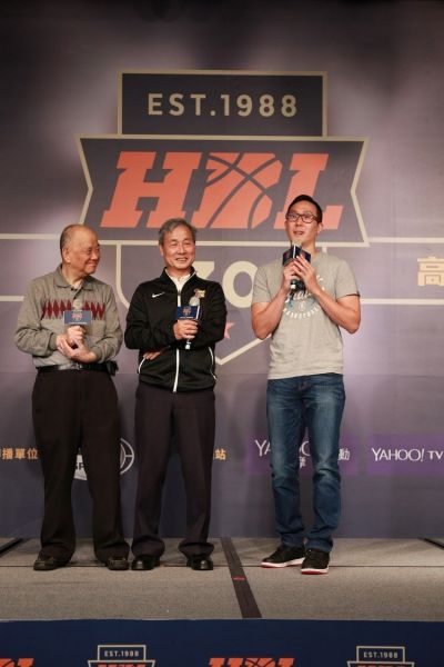 吳永仁教練(右1)暢談打HBL心得。
