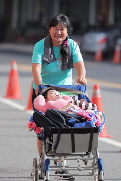 腦性麻痺患者陳嘉齡(小比)與陳媽媽共同完跑12公里挑戰組。(圖/大會提供)