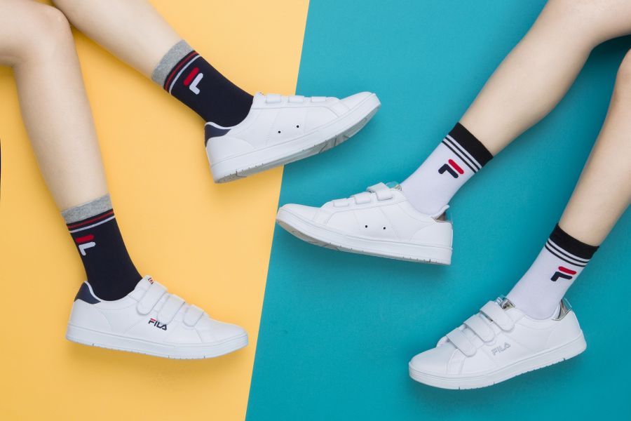 FILA COURT DELUXE甜品鞋二代搭配SWEET HOLIC撞色中筒襪，完美呈現慵懶運動風。FILA提供