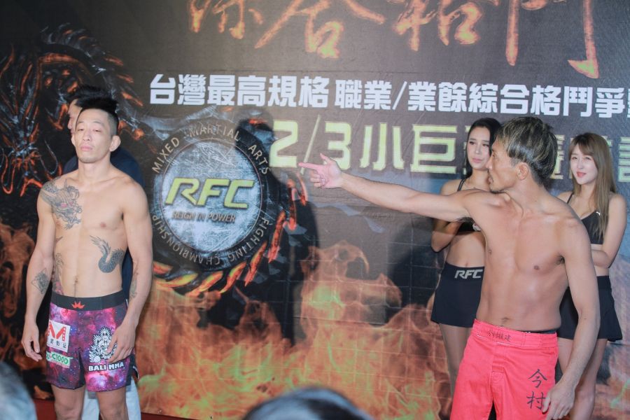 台灣第一位打入UFC的李俊翰(左)，對上來自日本的今村豐(右)，過磅儀式上充滿濃濃火藥味。(中華民國綜合格鬥協會提供
