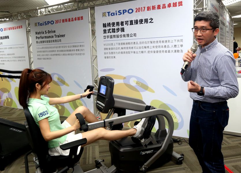 岱宇國際開發復健型健身器材，圖為輪椅使用者可直接使用之坐式踏步機。