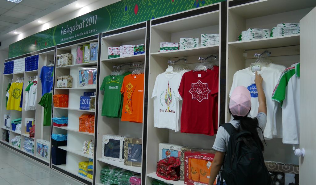 土庫曼亞洲室內暨武藝運動會官方紀念品商店，提供服飾、毛巾等紀念品。體記提供