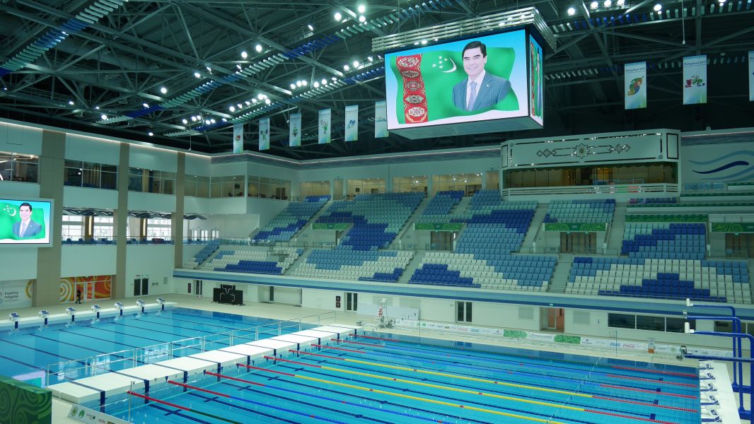 土庫曼亞洲室內暨武藝運動會游泳場館，已舉辦過測試賽。在當地到處可見土庫曼總統肖像。體記提供