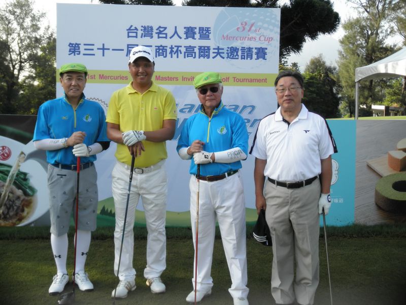 大會會長翁肇喜（右二）與日本友人安東德幸（左）與赤松健一郎（右）與去年冠軍選手呂偉智同組揮桿。圖/大會提供