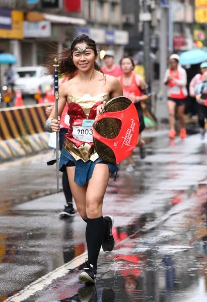 女力展現！2018 Taishin Women Run Taipei 跑者扮演英雄電影角色「神力女超人」，展現女生運動之美。大漢行銷提供