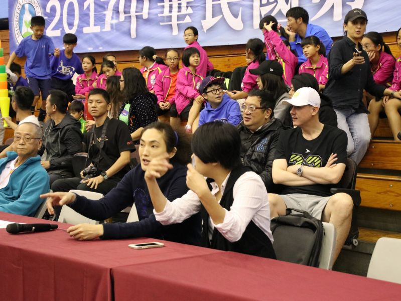 女籃「一姊」錢薇娟（前排中）、「籃球博士」鄭志龍（後排右）親到球場關心少籃賽。圖/全國少籃發展協會提供