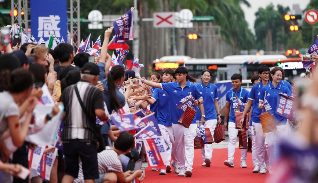 中華女籃隊到場後也讓現場民眾相當興奮。圖/李天助攝
