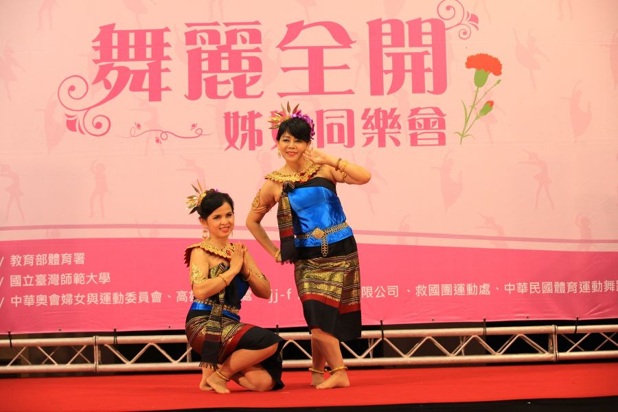 妮蘭泰國文化透過曼妙的舞蹈展演「涼拌青木瓜之舞」，在現場也擺設許多泰國風情的美食與飾品，和各國新住民交流。(大漢集團提供)