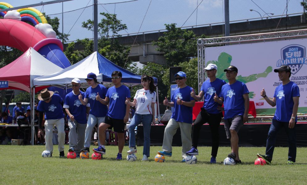 安聯人壽總經理林順才(左4)、迷你足球協會理事長許淑華(左5)等貴賓為安聯小小世界盃總決賽開球。圖/大會提供