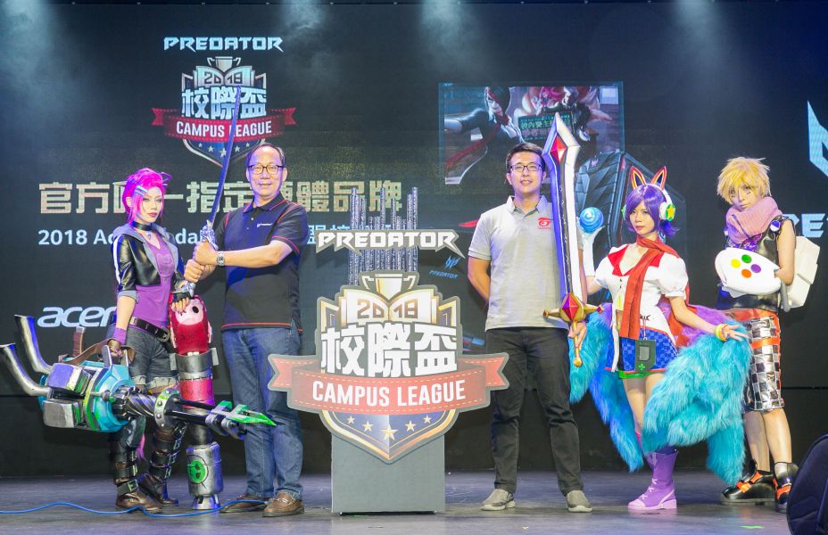宏碁林佳璋總經理（左二）與 Garena 台港澳區《英雄聯盟》負責人朱翔峰（左三）共同進行結盟儀式。