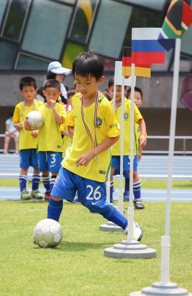 小朋友們透過趣味競賽練習足球基本功，訓練紮實的盤球技巧。主辦單位提供