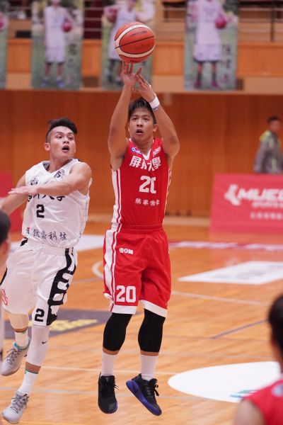 屏東大學劉叡翔三分球9投中2拿12分。