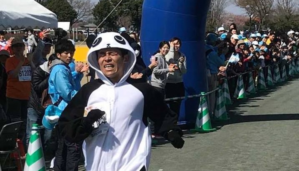 川內優輝也曾在日本路跑穿熊貓裝參賽。