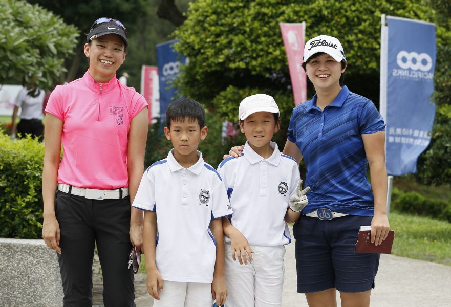 年僅8歲的徐宸浩(左2)是所有選手中年紀最小，今天與姐姐徐丞妍(右2)及職業選手黃以柔(左1)、陳琳璇(右1)同組。