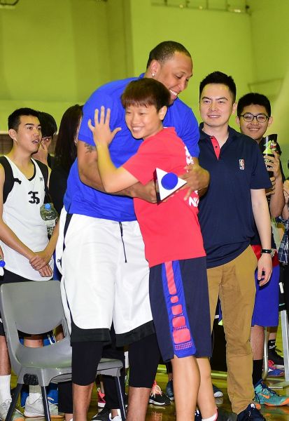 幸運女同學陳秀蕙挑戰三分球大賽，在賽前和馬里安來個「愛的抱抱」(主辦單位提供)
