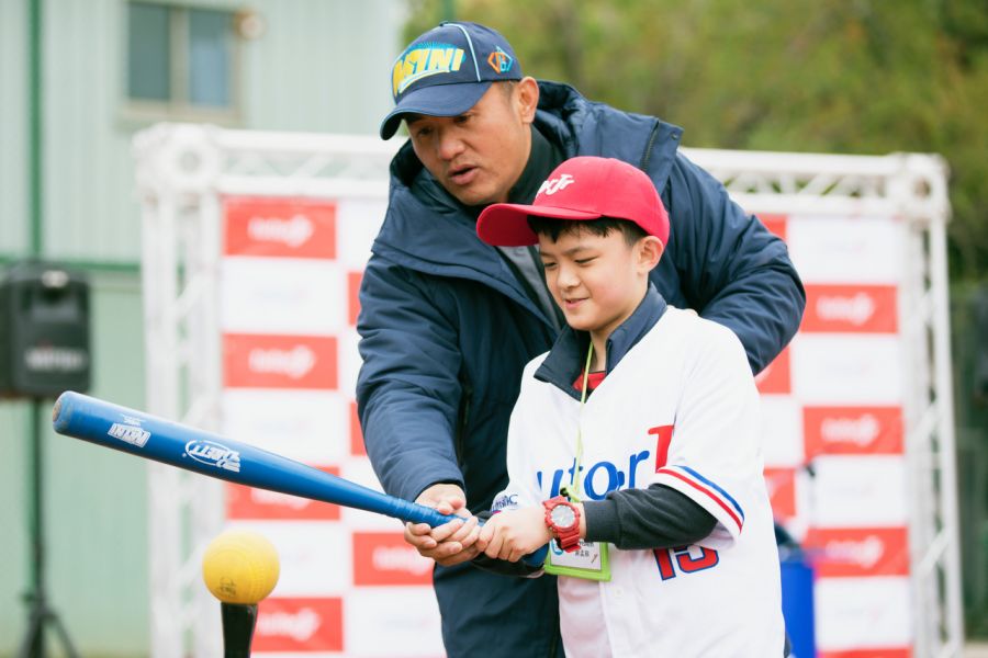 張泰山指導冬令營小朋友體驗Mini Baseball打擊器材。圖/公關提供