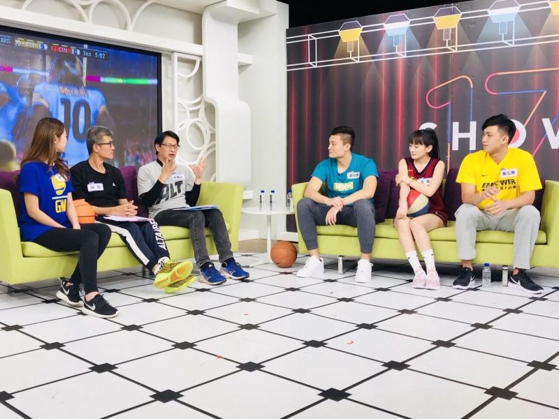 徐展元(左三)談世大運男籃打贏韓國。圖/17TV提供