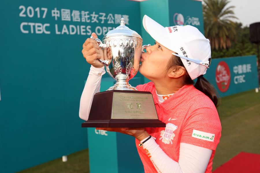 2017中國信託女子公開賽冠軍徐薇淩開心親吻獎盃。圖/大會提供