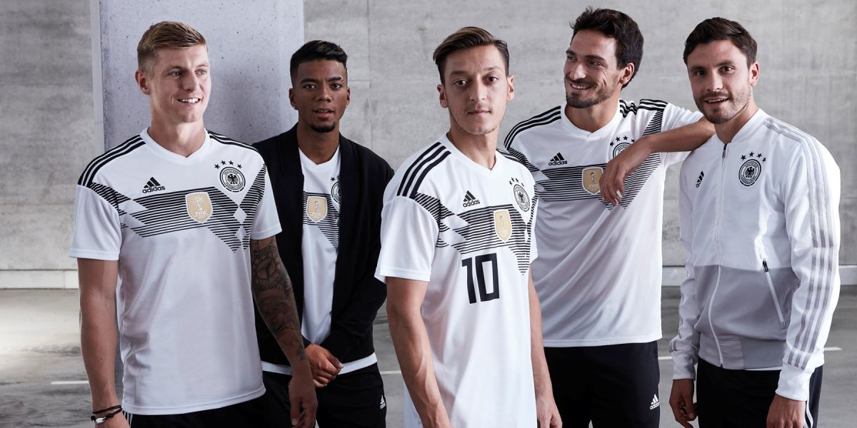德國國家隊的全新主場戰袍，以現代風格重新詮釋了德國1990年舉世聞名的經典隊服。adidas提供