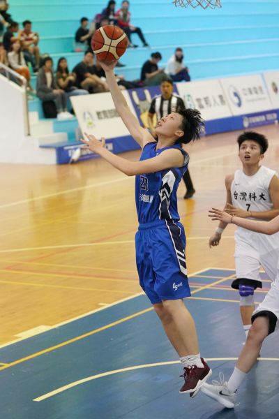 成功大學陳亭安本季新高的22分、12籃板，2度「雙十」。