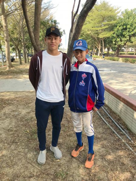 戴培峰與弟弟戴昱峰合照。