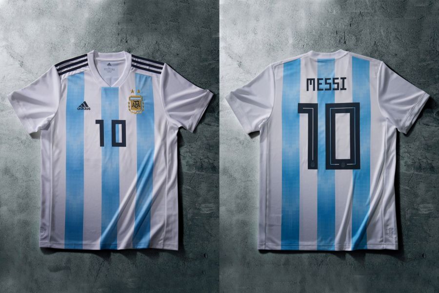 摩曼頓與品牌推出獨家足球球衣Print Shop燙印服務在你的球衣上燙印支持球星姓名背號，圖為阿根廷球星Messi燙印球衣_摩曼頓提供