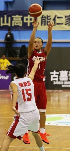 攻下21分的永仁吳瑋茹跳投。