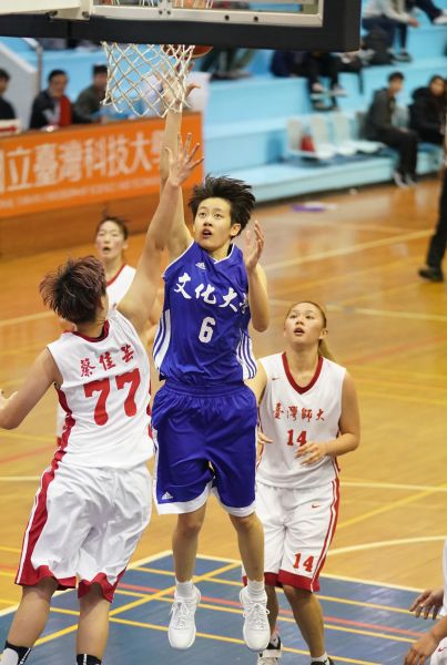 文化大學陳薇安展現MVP身手。
