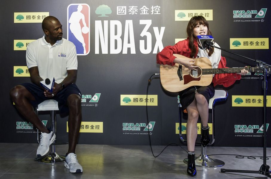 新加坡創作女歌手文慧如現場翻唱理查森喜歡的賽後放鬆歌曲「I Believe I Can Fly」。NBA官方提供