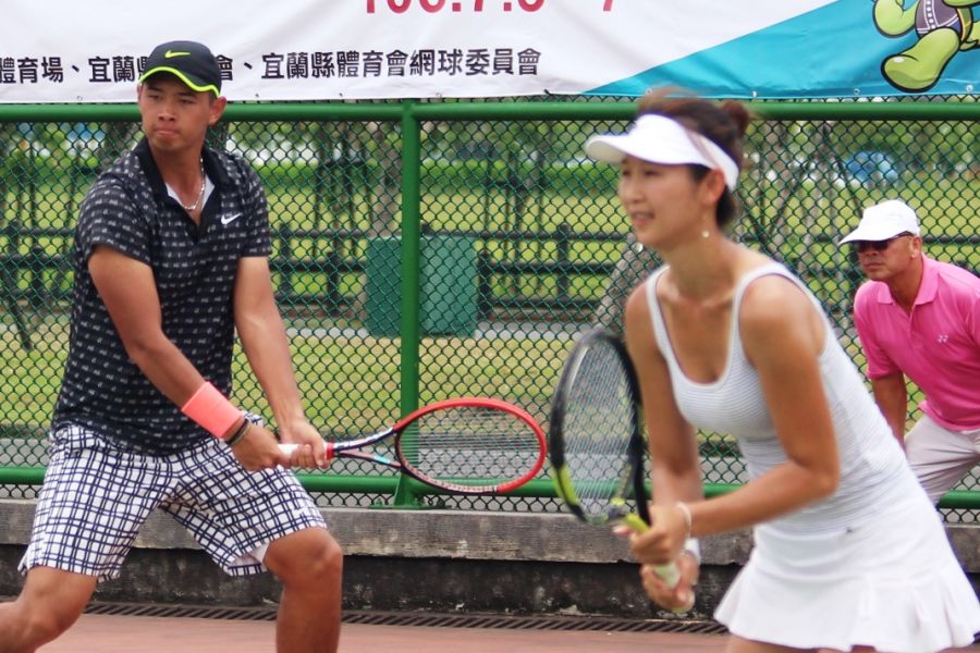新北市王介甫(左)及許文馨在敗部賽事發揮實力，讓新竹市的葉日煌高佩絹以1-8讓出會內賽資格。中華民國網球協會提供