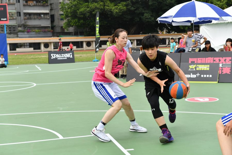 於2017年世大運擔任外線攻堅角色的文化大學黃鈴娟參與”鬥到底”籃球賽事。